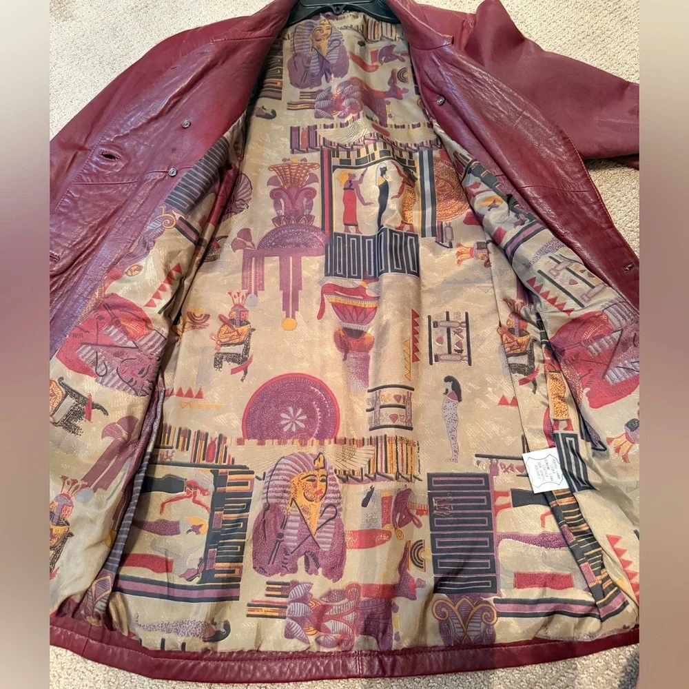 Vintage-Inspired Women’s Burgundy Leather Trench Coat - Picture 12 of 15